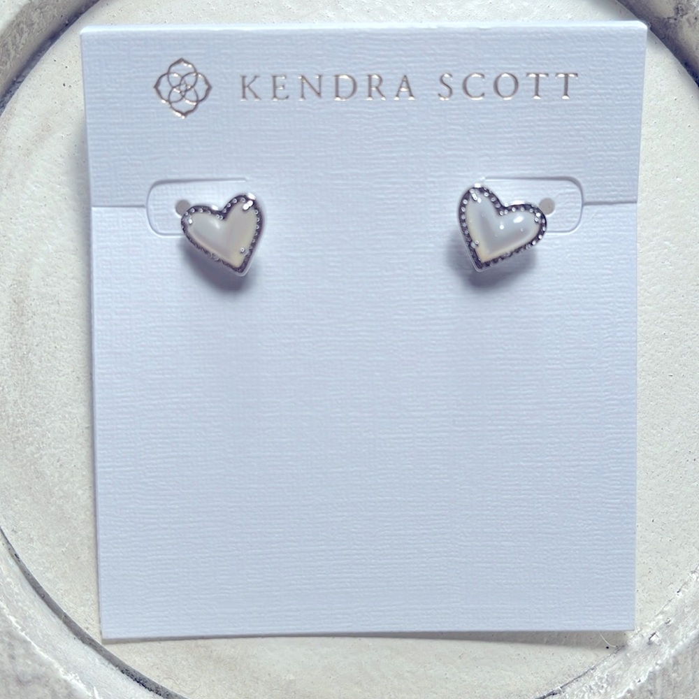 Kendra Scoot Ari ivory mother of pearl heart earrings
